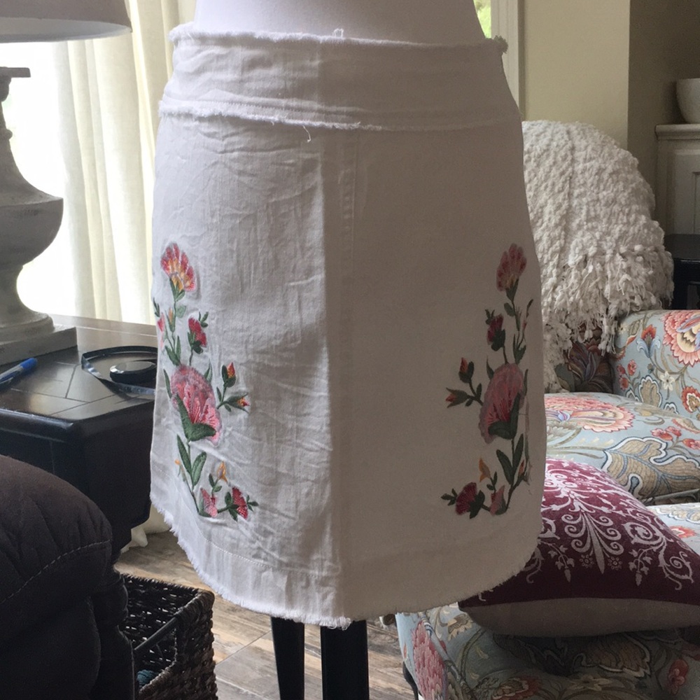 NWT Embroidered white skirt